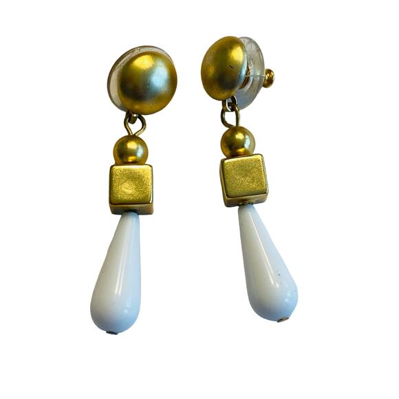 Vintage Goldtone & White Teardrop Pierced Earrings Dangles Drops Fashion Runway - Picture 4 of 5